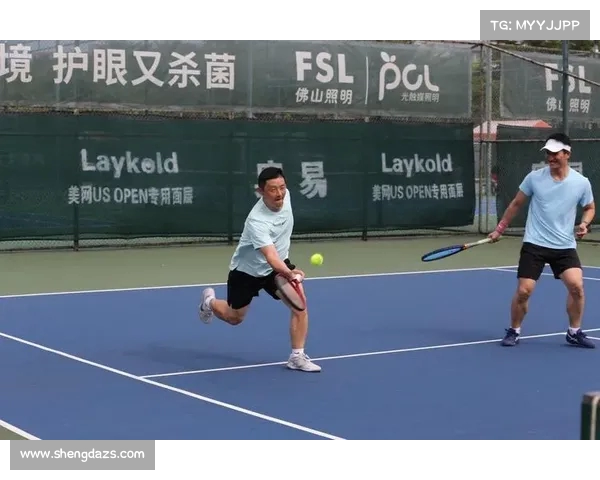 网球比赛中观众热情高涨 掀起赛事气氛高潮 展现体育精神与激情魅力 网球比赛中观众热情高涨 掀起赛事气氛高潮 展现体育精神与激情魅力