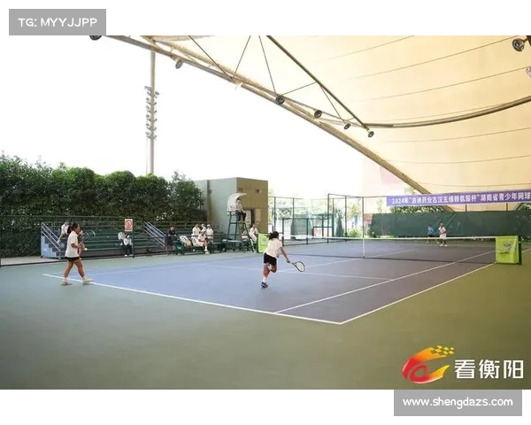 网球比赛中观众热情高涨 掀起赛事气氛高潮 展现体育精神与激情魅力 网球比赛中观众热情高涨 掀起赛事气氛高潮 展现体育精神与激情魅力